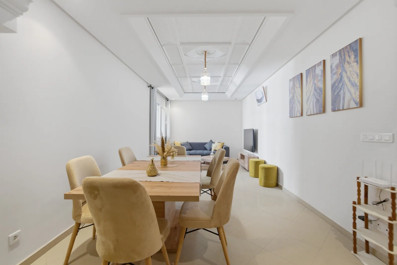 Salon et salle à manger lumineux de l'appartement moderne à Agadir
