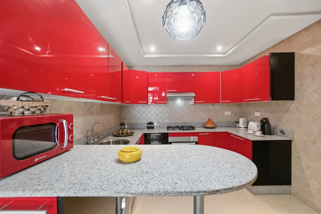 Fully equipped kitchen with granite countertop