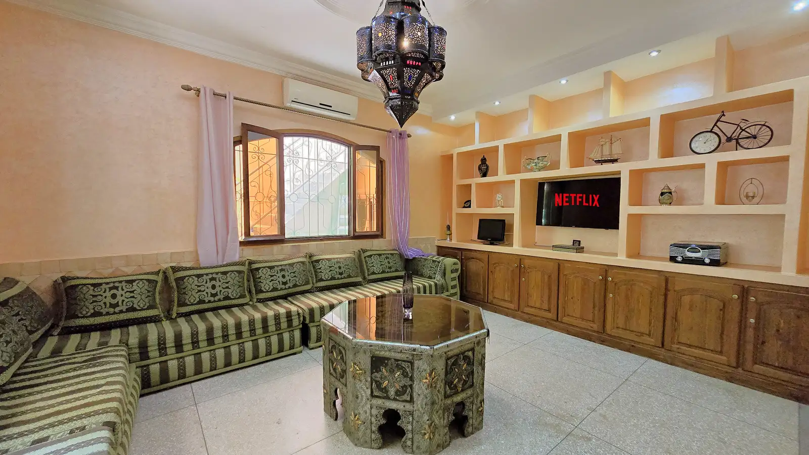 Moroccan salon with Netflix smart TV, air conditioning and a hand-cut metal lantern