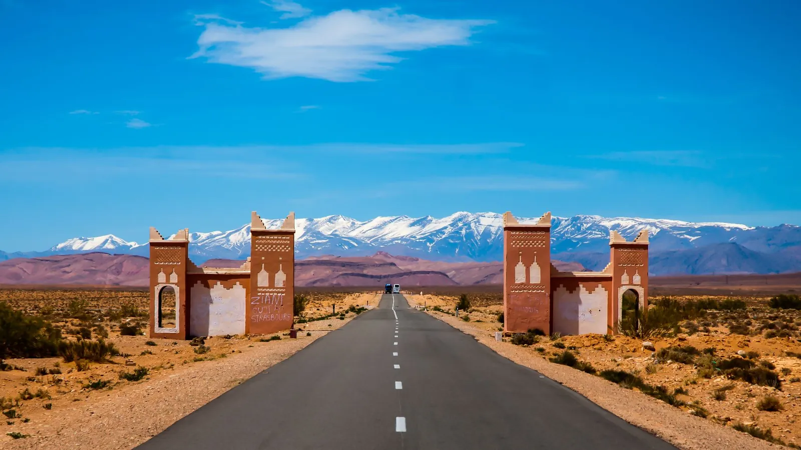 Route marocaine en direction de l'Atlas, utilisée pour illustrer le trajet entre Agadir et Taroudant