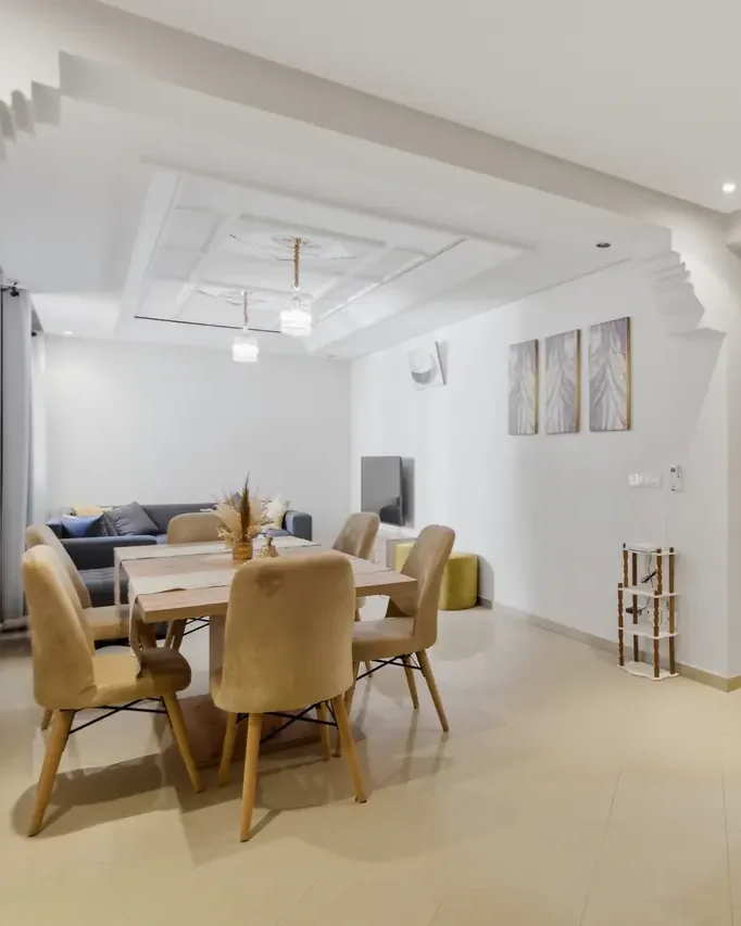 Séjour lumineux d'un appartement de deux chambres à Agadir, table à manger et salon, entretenu par SoussStays